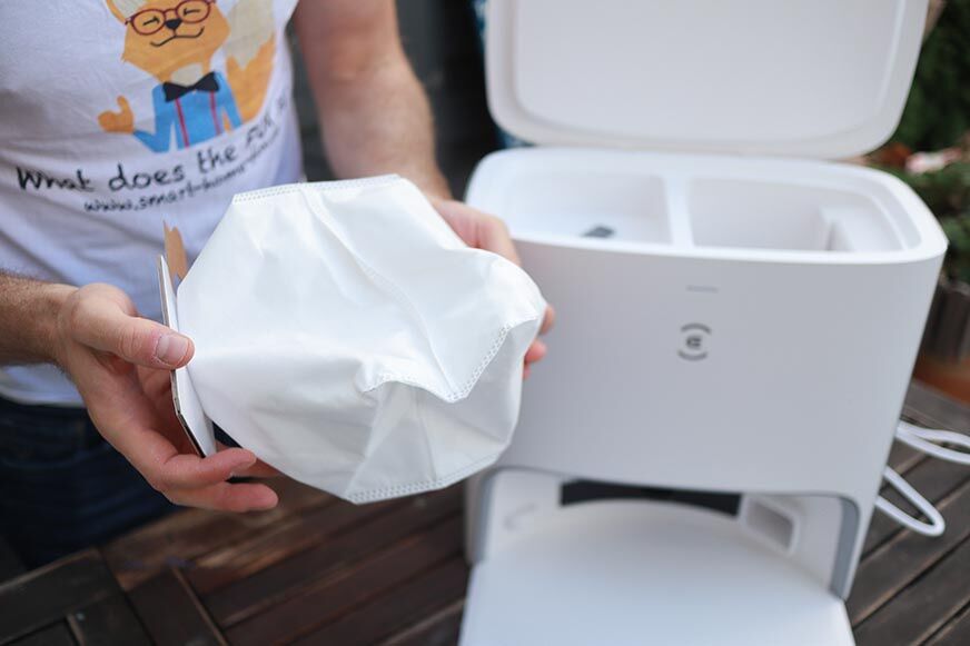 Der Einwegstaubbeutel der Ecovacs Deebot T10+ Station wird in den Händen gehalten